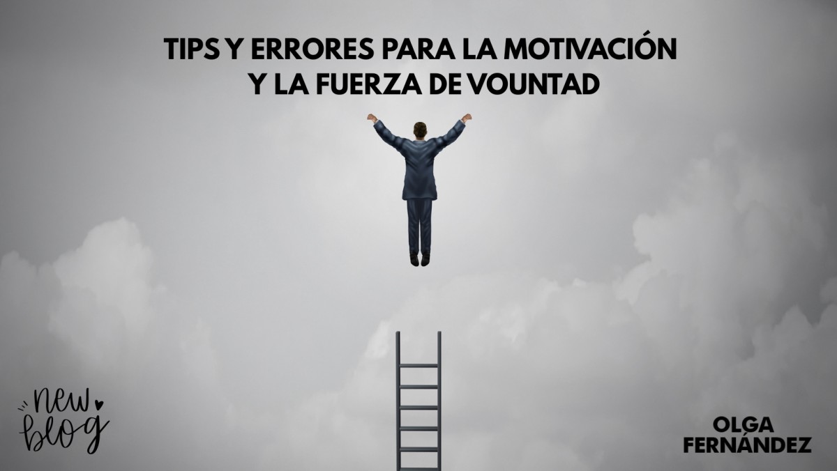 Una persona al final de una escalera al cielo, liviana, contemplando la motivación su fuerza de voluntad y el éxito