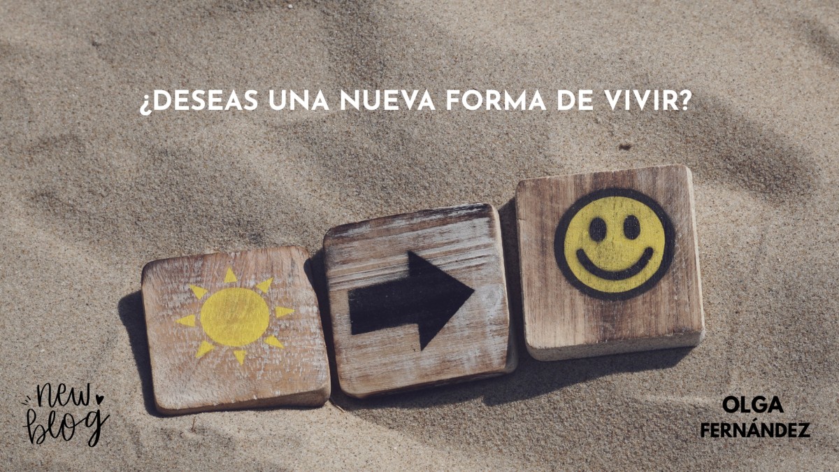 en la arena, una flecha que apunta a una cara feliz