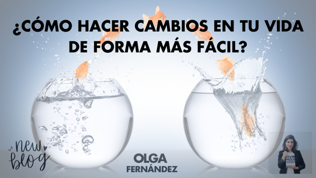 Una imagen que muestra una persona caminando por un camino ascendente, con pasos marcados que representan las 11 claves para el cambio. Los colores suaves en tonos azules y verdes transmiten serenidad