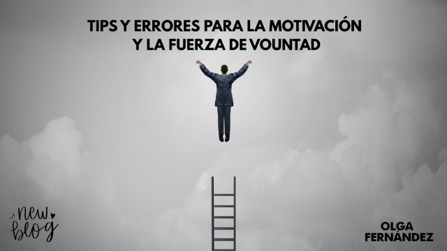 Una persona al final de una escalera al cielo, liviana, contemplando la motivación su fuerza de voluntad y el éxito